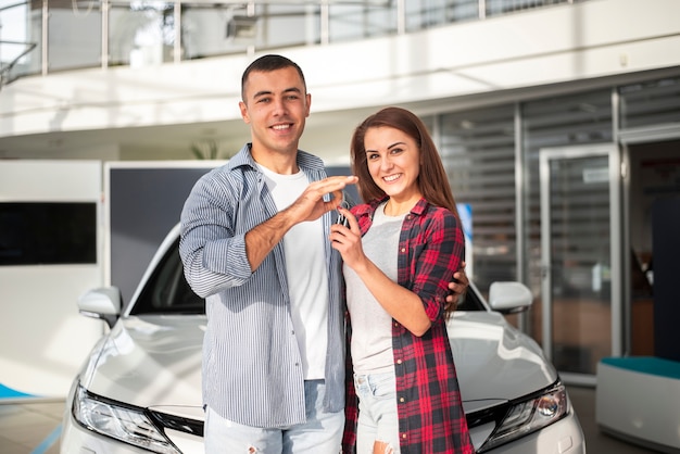 Mann und Frau zusammen im Autohaus