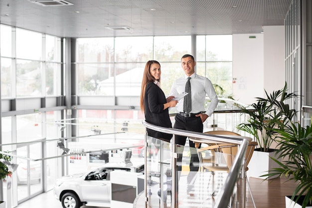 Mann und frau zusammen im autohaus