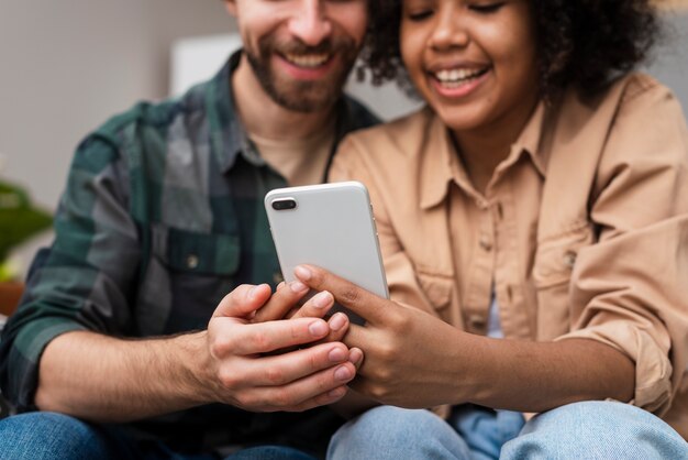 Mann- und Frauenhand, die ein Telefon hält