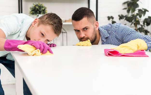 Mann und Junge sind beim Putzen präzise