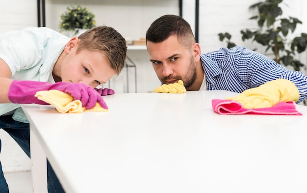 Mann und Junge sind beim Putzen präzise