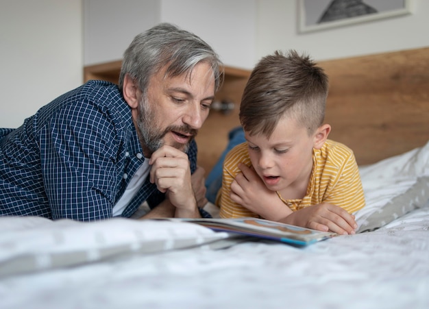 Mann und Kind lesen mittleren Schuss