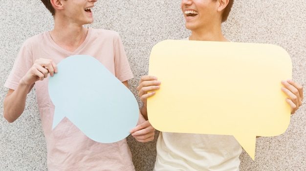 Mann und seine Freunde halten Sprechblasen