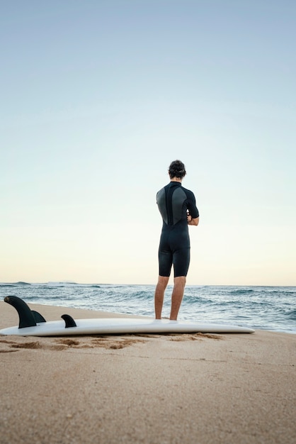 Mann und Surfbrett am Meer