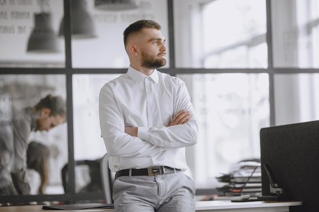 Kostenloses Foto mann unterschreibt die dokumente. manager arbeitet im büro.