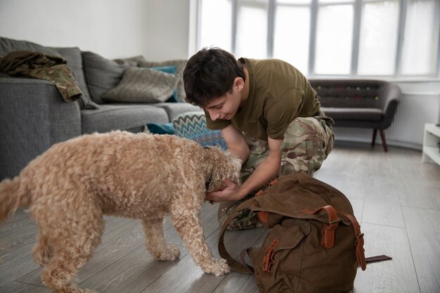 Mann verabschiedet sich von seinem Hund