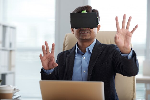 Mann versucht VR-Brille