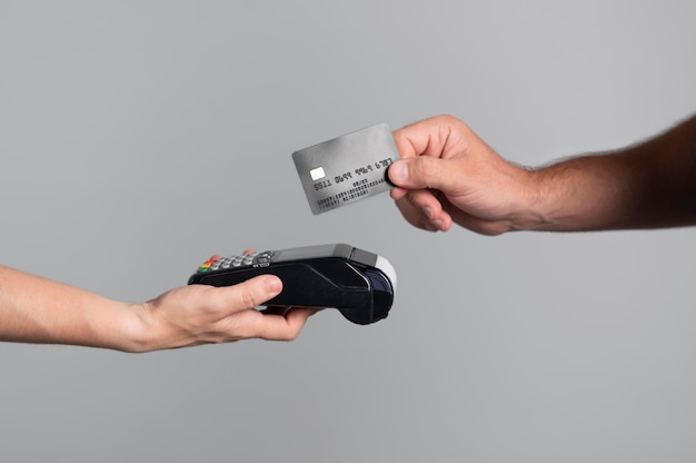 Mann verwendet seine Kreditkarte, um ein Produkt zu bezahlen