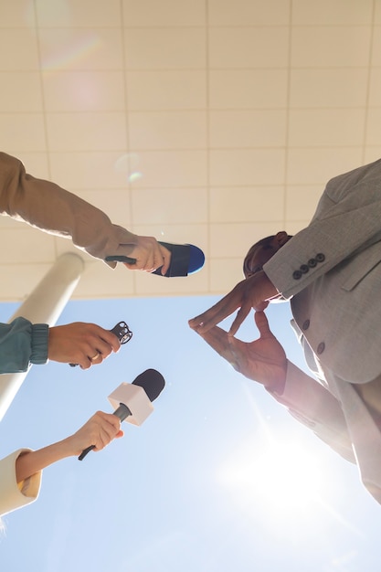 Kostenloses Foto mann von unten, der interviewt wird