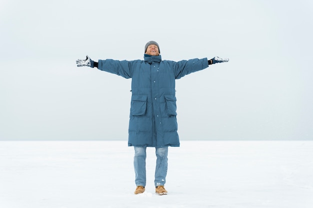 Kostenloses Foto mann während winterreise hautnah