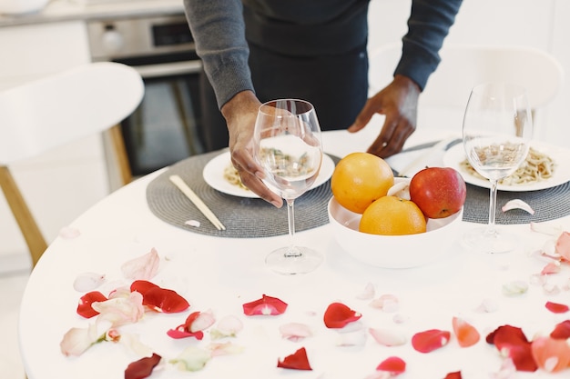 Mann wartet auf Freundin am Valentinstag