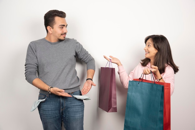 Mann zeigt seine Tasche, weil er seinem Geliebten kein Geld hat.