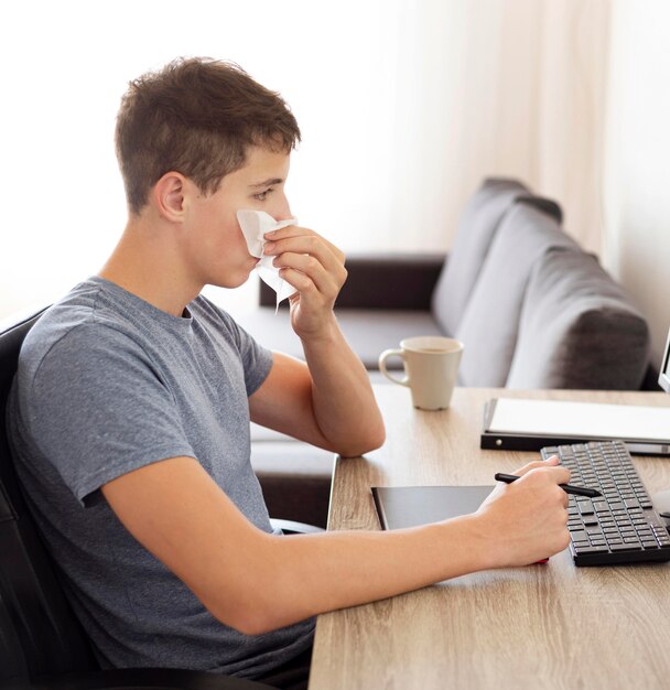 Mann zu Hause in der Quarantäne, die am Personalcomputer arbeitet