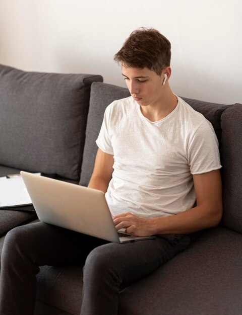 Mann zu Hause in Quarantäne arbeiten mit Laptop