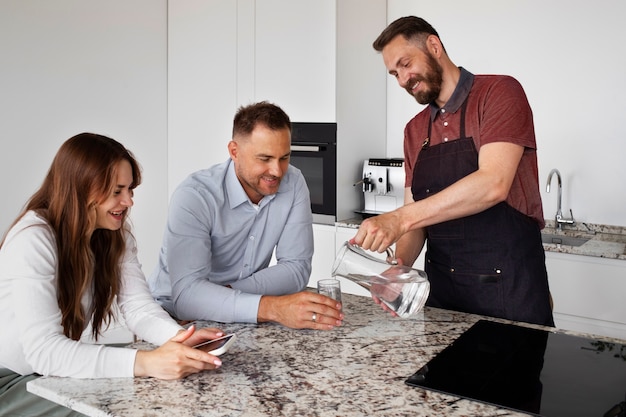 Manndiener, der in der Küche kocht