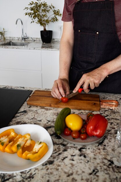 Manndiener, der in der Küche kocht