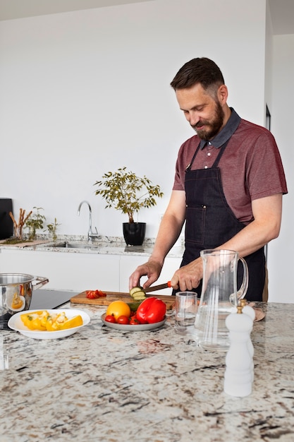 Manndiener, der in der Küche kocht