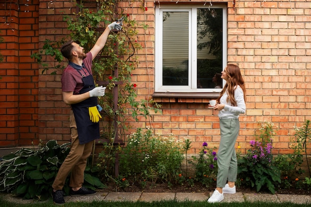 Kostenloses Foto manndiener, der sich um den garten kümmert