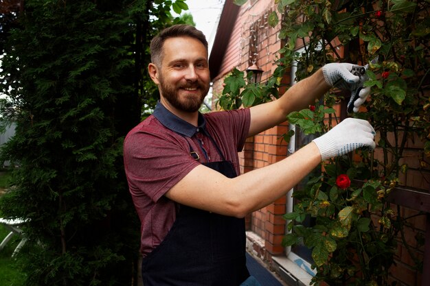 Manndiener, der sich um den Garten kümmert