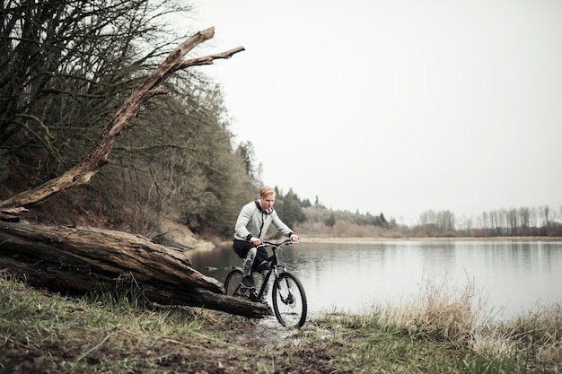 Kostenloses Foto mannreitfahrrad nahe dem see