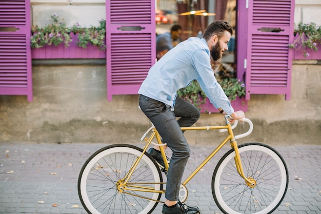 Mannreitfahrrad und Unterhaltung am Telefon