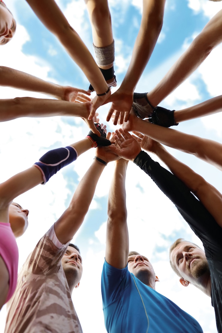 Kostenlose Foto mannschaftssport, hände hoch, fröhlich, lächelnd, glücklich, bewegung, zusammen, lebensstil, freunde, liebe, beziehung, einheit, menschen, fan, hände, gewinner