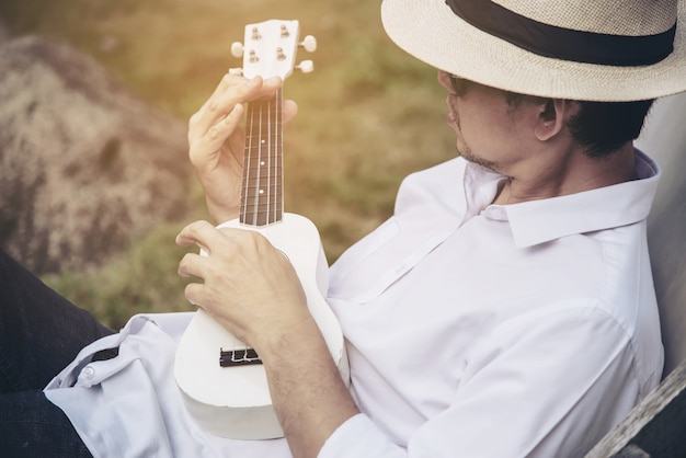 Mannspielukulele neu im Fluss