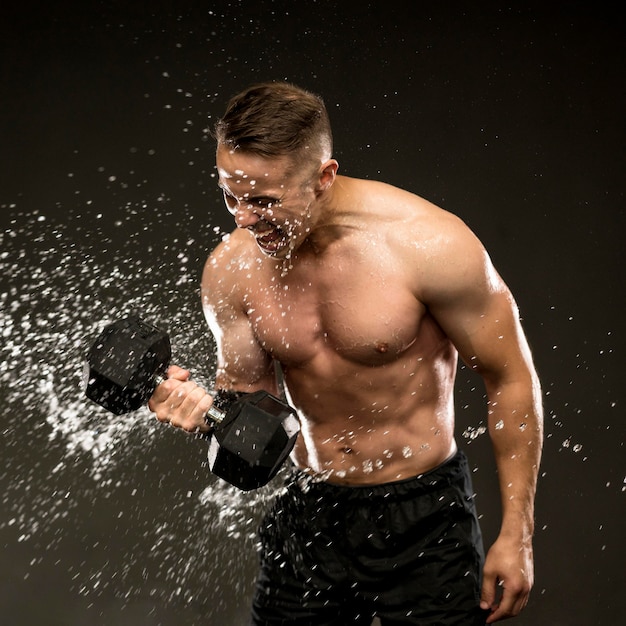 Kostenloses Foto manntraining mit handgewichten