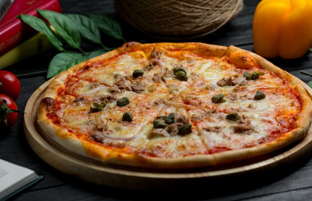 Margarita-Pizza mit schwarzen Oliven