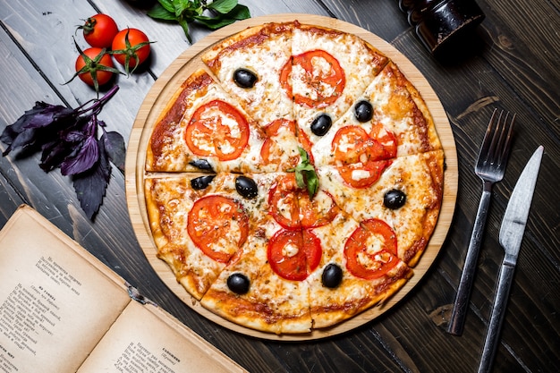 Margarita Pizza mit Tomaten Oliven Basilikum Draufsicht