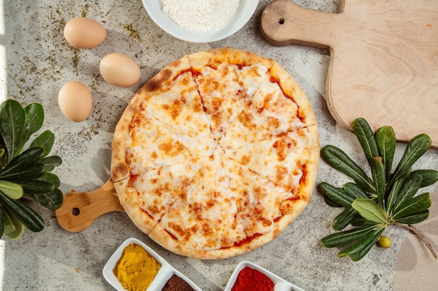 Margarita Pizza und Eier auf dem Tisch