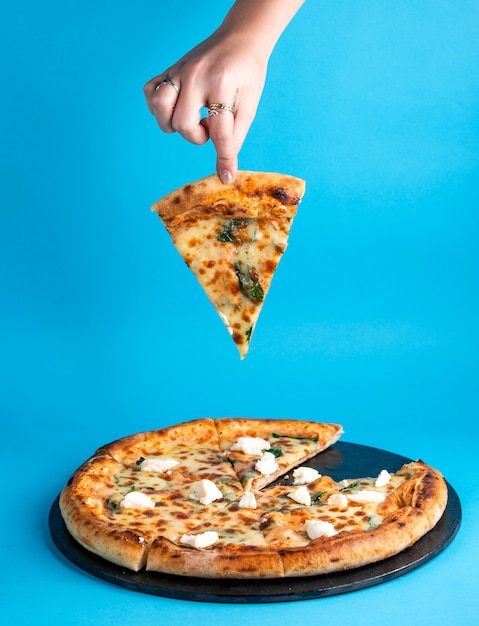 Kostenloses Foto margherita-pizza mit käse-basilikum und mozzarella