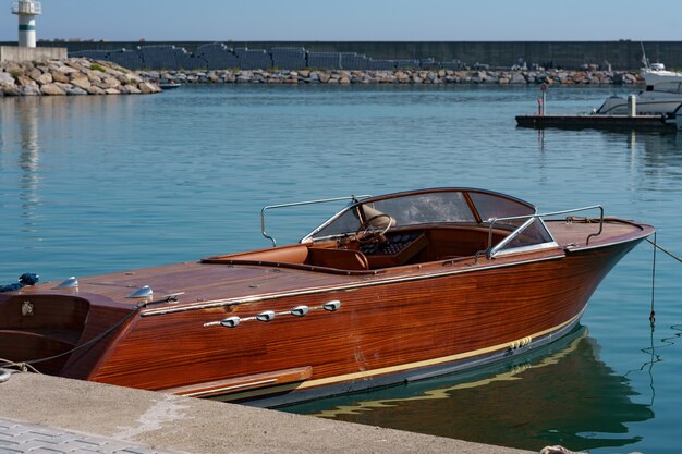 Marineparken von Booten und Yachten in der Türkei. Yacht im Seehafen angedockt