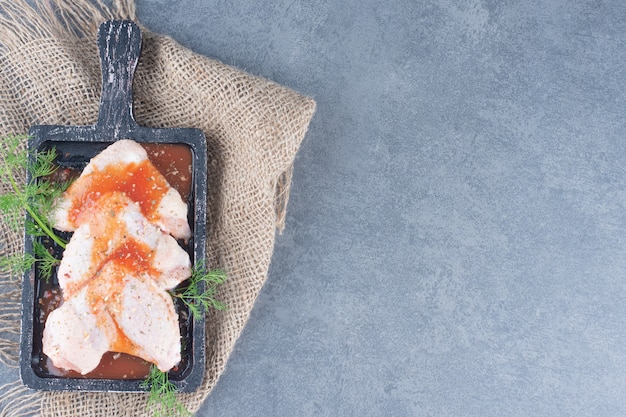 Kostenloses Foto marinierte hühnerflügel mit sauce auf tafel.