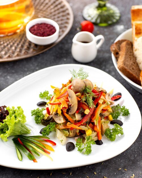 Marinierter Pilzsalat mit Paprika-Karottenmais und Dill