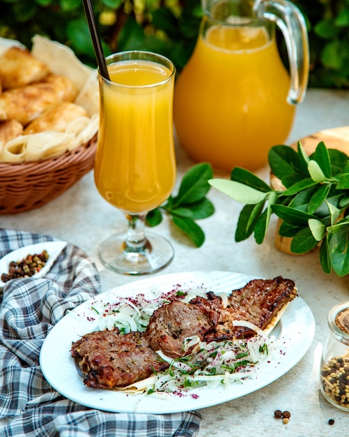 Mariniertes Rindfleisch mit Zwiebeln, Kräutern und Sumach