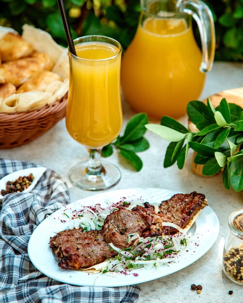 Mariniertes Rindfleisch mit Zwiebeln, Kräutern und Sumach