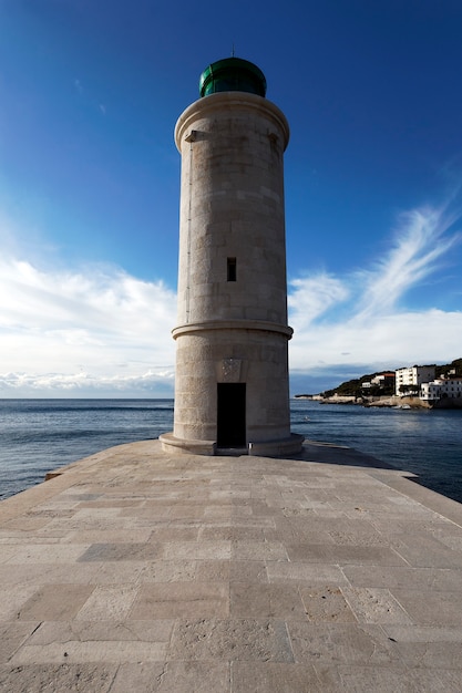 Maritime Leuchtturm in der Nähe des Meeres