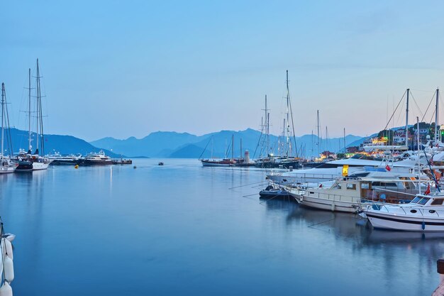 Marmaris Marina Landschaft schöner Sonnenuntergang Stadtbild touristisches Ziel Blick auf die Stadt Mugla Türkei