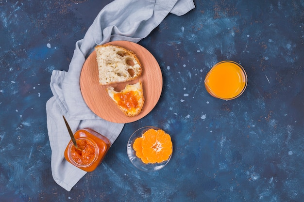 Kostenloses Foto marmelade auf brot mit orangensaft