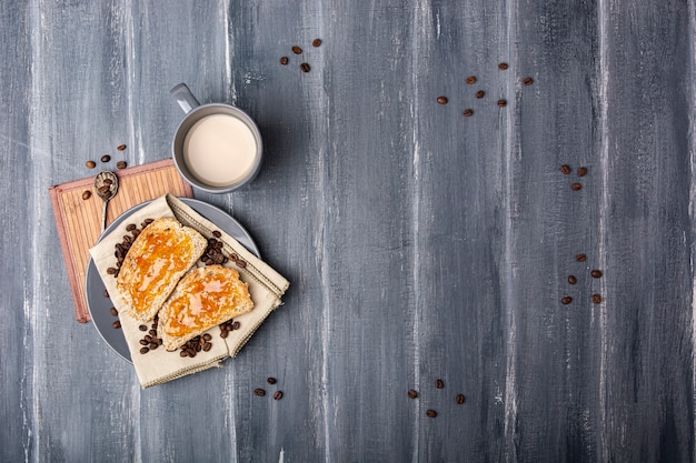 Marmelade auf Brot mit textfreiraum