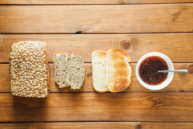 Marmelade und Brot auf Holz