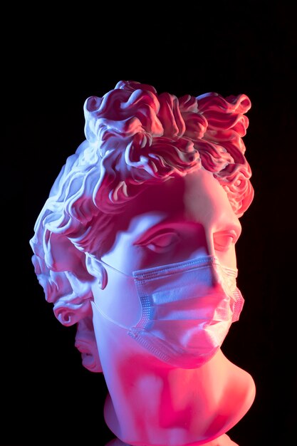 Marmorskulptur einer historischen Figur mit einer medizinischen Maske