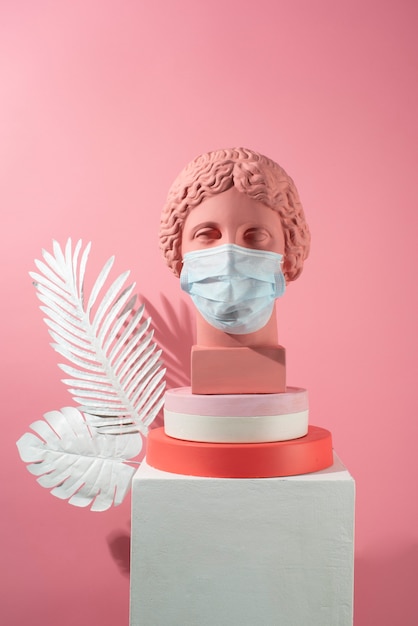 Kostenloses Foto marmorskulptur einer historischen figur mit medizinischer maske und federn