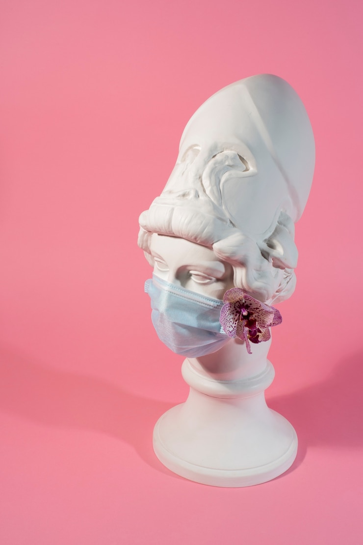 Kostenlose Foto marmorskulptur einer historischen figur mit medizinischer maske und orchidee