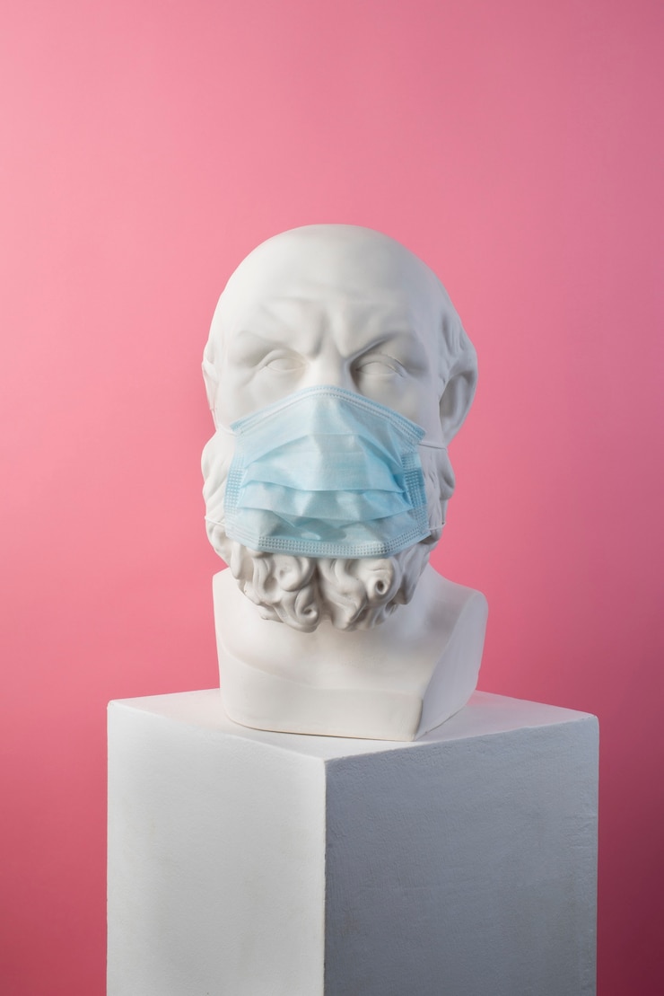 Kostenlose Foto marmorskulptur einer historischen figur mit medizinischer maske