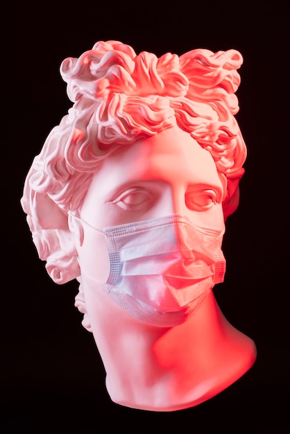 Marmorskulptur einer historischen Figur mit medizinischer Maske