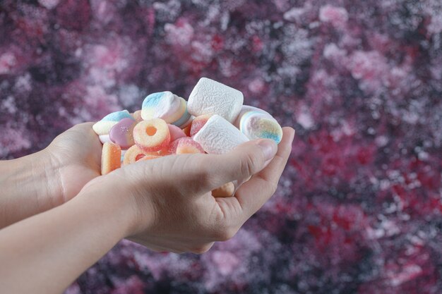 Marshmallow-Bonbons in der Hand halten.