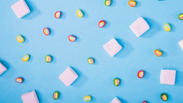 Marshmallow und bunte Süßigkeiten