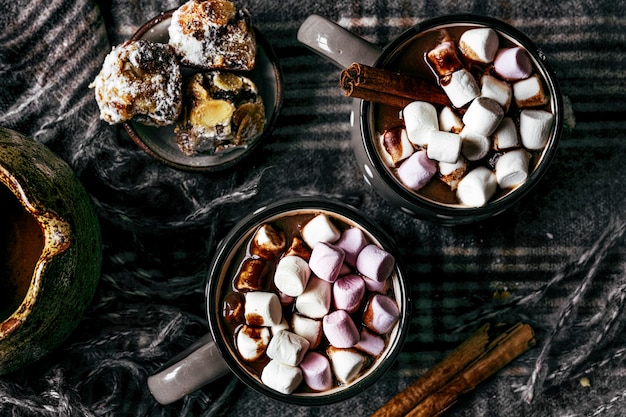 Marshmallows, eingetaucht in eine heiße Schokoladenflache, lagen Weihnachtsessen